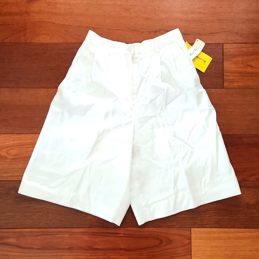 NWT Vintage Liz Claiborne White high-waisted knee-length shorts. Size 2P.